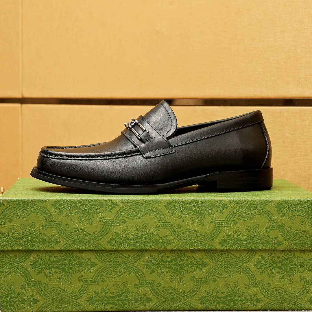 Men's shoes 💰480 💐 Product trademark: GUCCI "Gucci" casual leather shoes Regular size: 38-44 (45.46🉑️customized) Product materials: Selected imported first-layer calfskin upper + luxury hardware buckle, imported water-dyed cow leather lining. Strong three-dimensional visual effect, original outsole color: 2 colors available